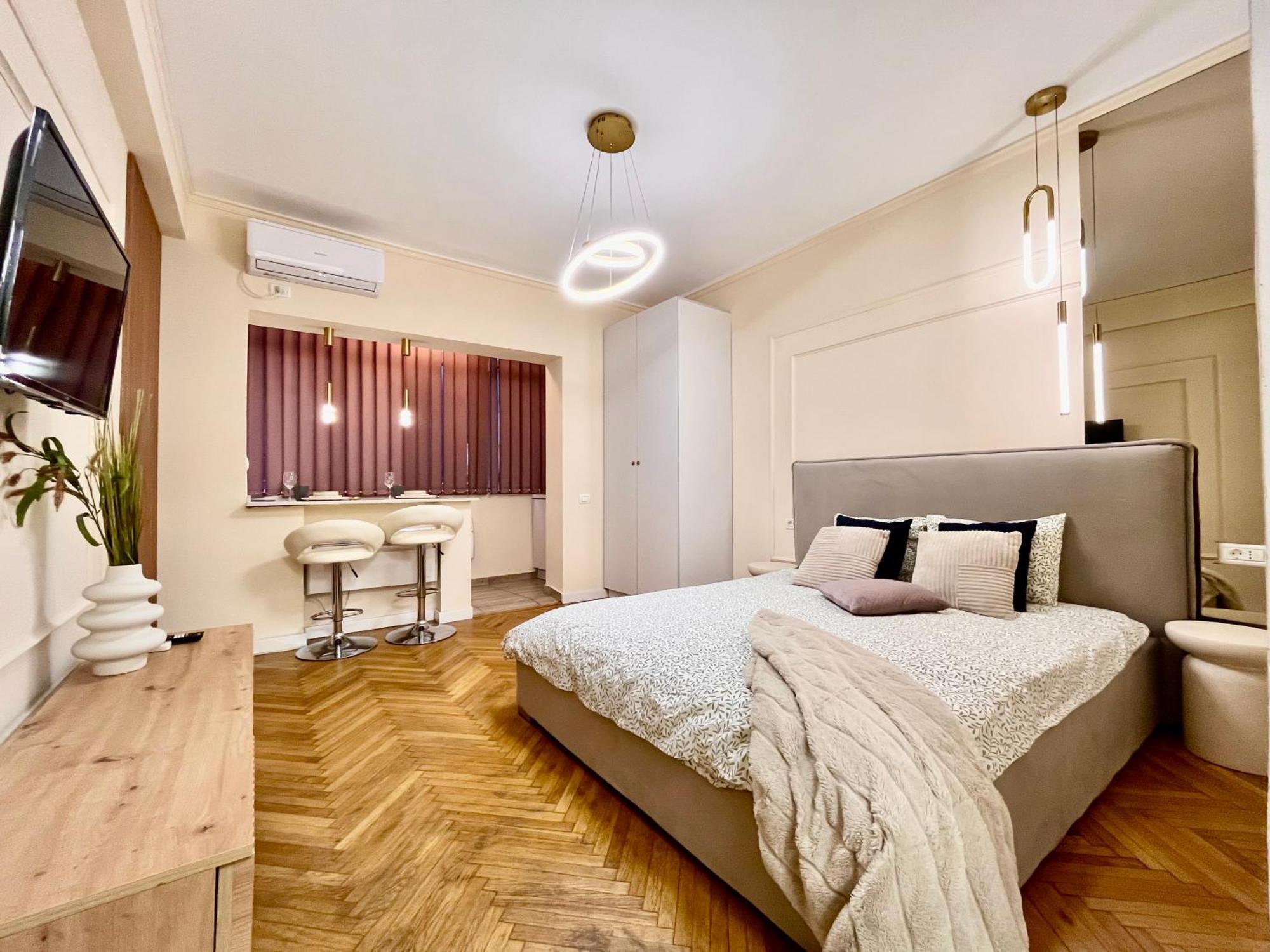 Nomad Instastudio - Steps From Old Town Apartment *